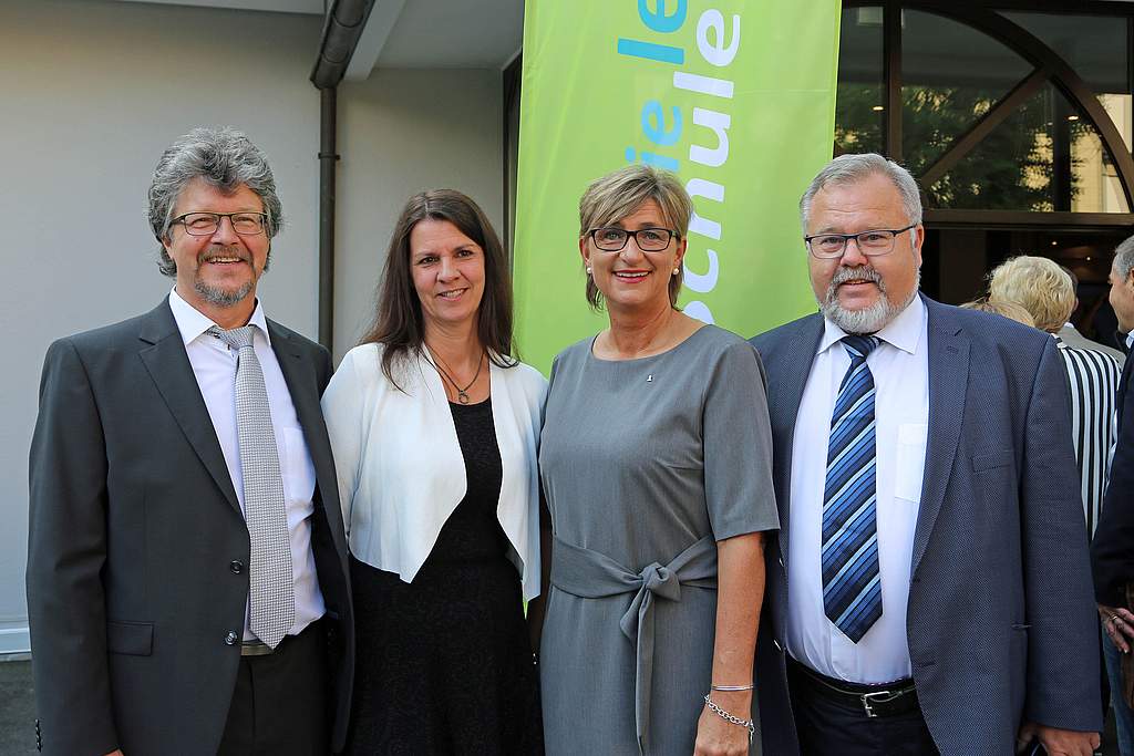 BLLV-Präsidentin Simone Fleischmann mit dem im Amt bestätigten ULLV-Vorsitzenden Gerhard Bleß (rechts) und seinen Stellvertretern Helmut Schmid und Ingrid Otto (links).