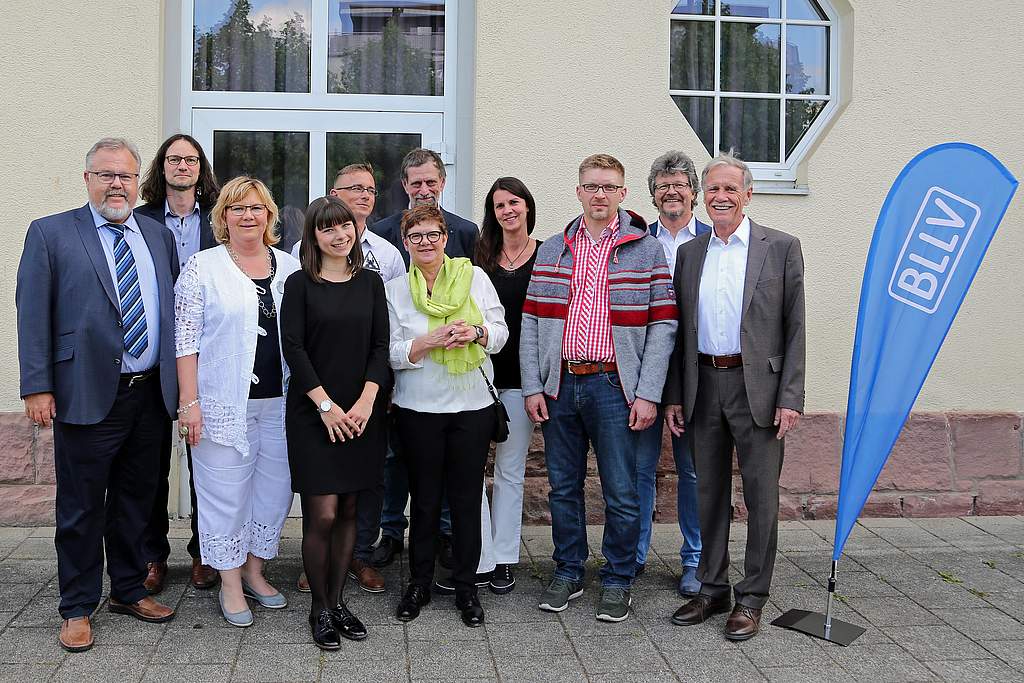 Der neue ULLV-Vorstand mit vielen bekannten Gesichtern: Vorsitzender Gerhard Bleß, Abteilungsleiter Schul- und bildungspoltik Stephan Bauer, Abteilungsleiterin Berufswissenschaft Julia Schuck, Sophia Saam, Schriftführer Alexander Obert, Geschäftsführerin Wiltrud Kuhn, Abteilungsleiter Dienstrecht und Besoldung Joachim Dutz, 3. Vorsitzender Ingrid Otto, Schatzmeister Frank Tollkühn, 2. Voristzender Helmut Schmid, Ehrenvorsitzender Walther Roth. Foto: Merkl