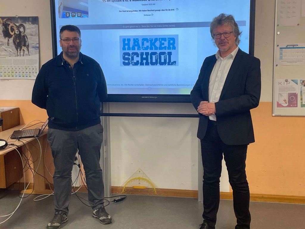 Referatsleiter für Digitalisierung, Felix Behl und Bezirksvorsitzender Helmut Schmid begrüßen Schüler und Trainer an der Kardinal-Döpfner-Schule in Großwallstadt.
