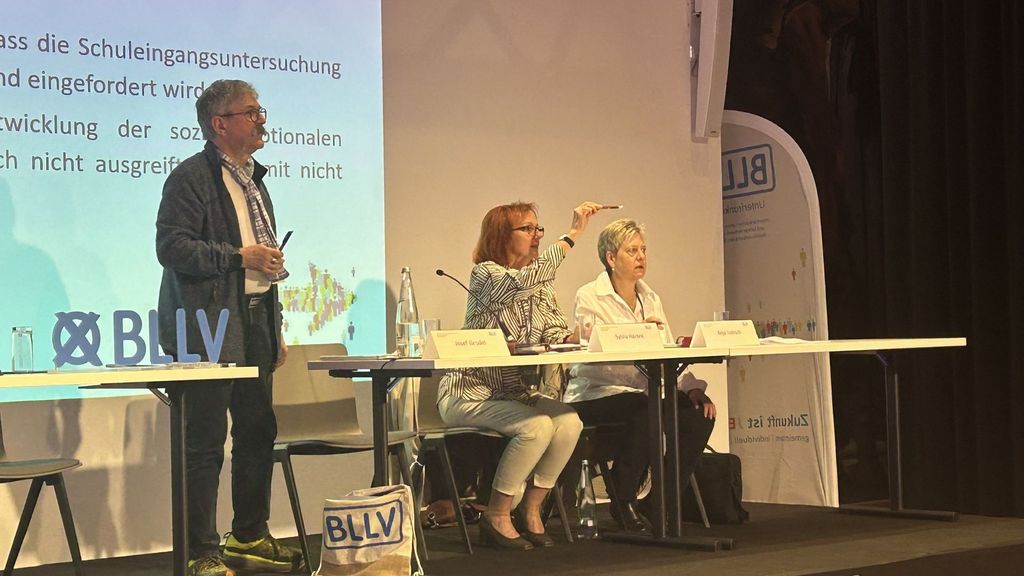 Das Tagungspräsidium beim Auszählen der Abstimmungsergebnisse in den Antragsberatungen.