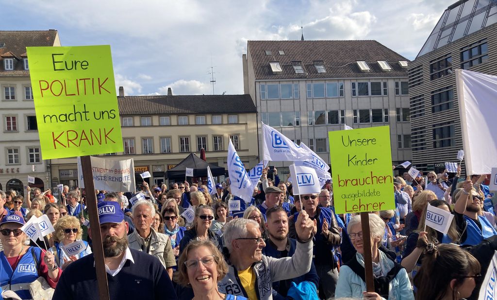 Kundgebung von BLLV mit Politikern aus Bayern.
BLLV: Bildung kann´s. Wir können Bildung.