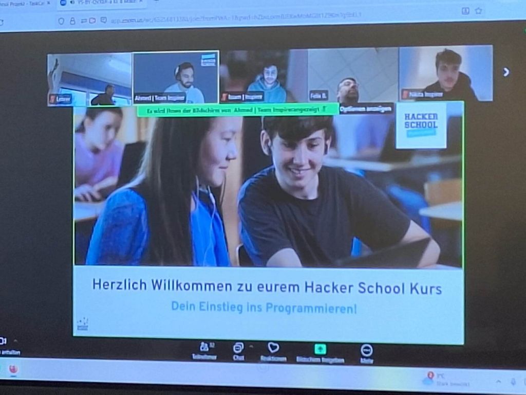 Die Trainer stellen sich im Plenum vor, danach startet die intensive Kleingruppenarbeit mit den Schülerinnen und Schülern.