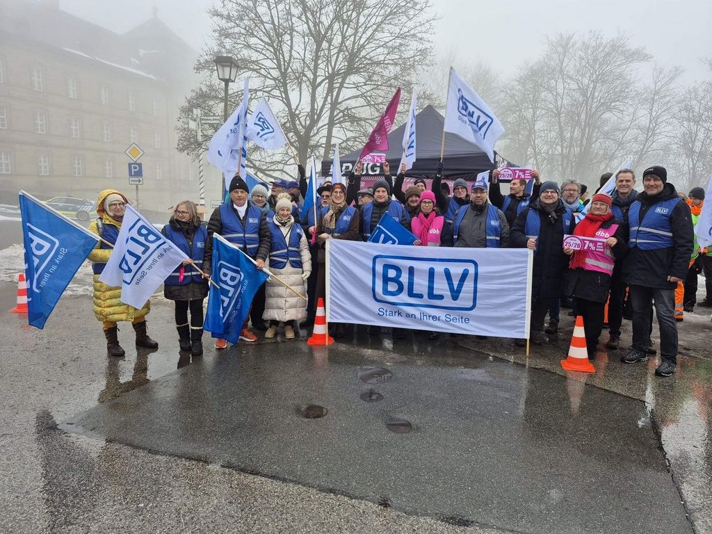Starker BLLV trotz widriger Witterung -  warten auf die Politiker.