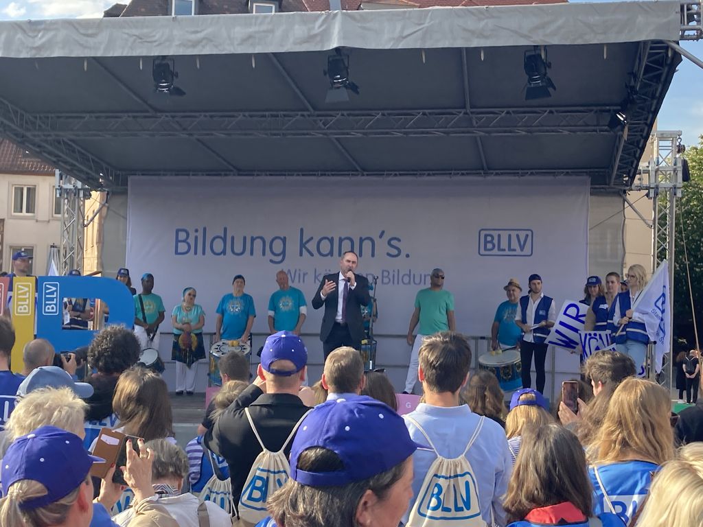 Der stellvertretende Ministerpräsident Hubert Aiwanger auf der Kundgebung des BLLV.