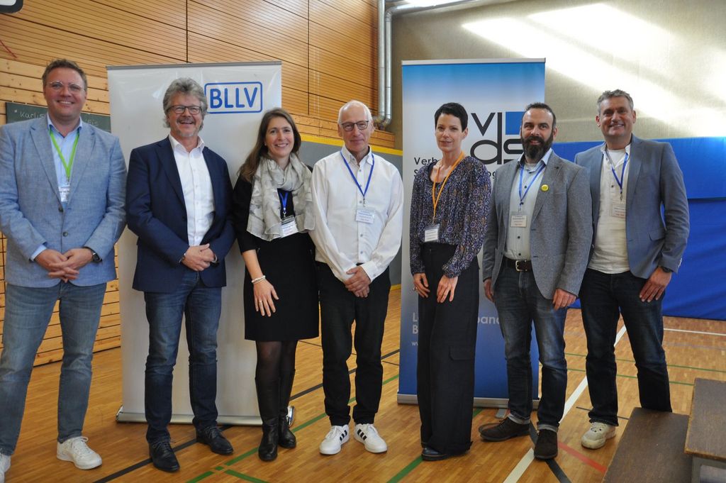 Fränkischer Förderschultag mit (von links) Marco Gershon von der Regierung von Unterfranken, Sachgebiet Förderschulen, ULLV-Vorsitzender Helmut Schmid, Martina Keller und Thomas Beschorner von der Fachgruppe Förderschulen im ULLV und im BLLV, Referentin Prof. Dr. Claudia Mehler-Wex, Matthias Kremer, vds-Landesvorsitzener, und Michael Schneider, Leiter der Dr. Karl-Kroiß-Schule. 
Text und Fotos: Peter Nossol
 Fränkischer Förderschultag mit (von links) Marco Gershon von der Regierung von Unterfranken, Sachgebiet Förderschulen, ULLV-Vorsitzender Helmut Schmid, Martina Keller und Thomas Beschorner von der Fachgruppe Förderschulen im ULLV und im BLLV, Referentin Prof. Dr. Claudia Mehler-Wex, Matthias Kremer, vds-Landesvorsitzener, und Michael Schneider, Leiter der Dr. Karl-Kroiß-Schule. 
Text und Fotos: Peter Nossol